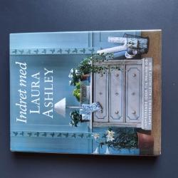 Billede af bogen Indret med Laura Ashley