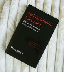Billede af bogen Mobiltelefonins hälsorisker - Fakta om vår tids största miljö- och hälsoskandal Billede af bogen Mobiltelefonins hälsorisker - Fakta om vår tids största miljö- och hälsoskandal