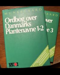 Billede af bogen Ordbog over Danmarks Plantenavne 1-3