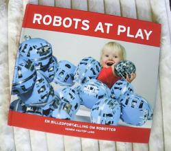 Billede af bogen Robots at play