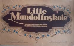 Billede af bogen Lille mandolinskole, Selvundervisningsmethode Vejledning i mandolinspil, Billede af bogen Lille mandolinskole, Selvundervisningsmethode Vejledning i mandolinspil,