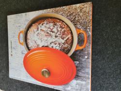 Billede af bogen Hjemmebagt - med et strejf af Le Creuset Billede af bogen Hjemmebagt - med et strejf af Le Creuset