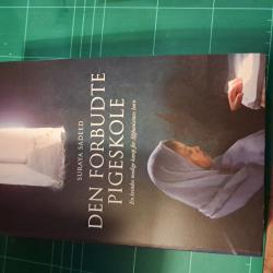 Billede af bogen Den forbudte pigeskole Billede af bogen Den forbudte pigeskole