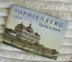 Billede af bogen Sophienberg i 250 år - Bygninger og beboere Billede af bogen Sophienberg i 250 år - Bygninger og beboere