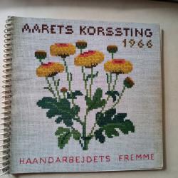 Billede af bogen Aarets korssting kalender 1966 