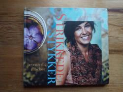 Billede af bogen Strikkede stykker - eventyrligt tilbehør Billede af bogen Strikkede stykker - eventyrligt tilbehør