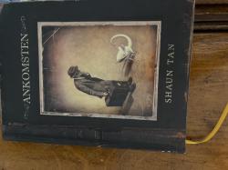 Billede af bogen Ankomsten Billede af bogen Ankomsten