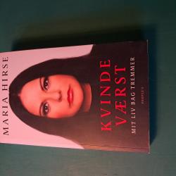 Billede af bogen Kvinde værst. Mit liv bag tremmer Billede af bogen Kvinde værst. Mit liv bag tremmer