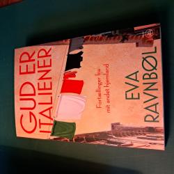 Billede af bogen Gud er italiener. Fortællinger fra mit andet hjemland. Billede af bogen Gud er italiener. Fortællinger fra mit andet hjemland.