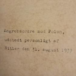 Billede af bogen Angrebsordre mod Polen, udstedt personligt af Hitler d.  31. august 1939