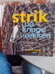 Billede af bogen  Strik på knagerækken.