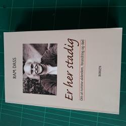 Billede af bogen Er her stadig Billede af bogen Er her stadig