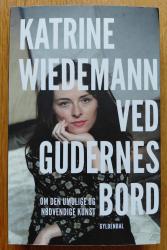 Billede af bogen Ved gudernes bord. Om den umulige og nødvendige kunst 