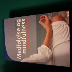 Billede af bogen Medfølelse og mindfulness. Fra selvkritik til selvværd. Billede af bogen Medfølelse og mindfulness. Fra selvkritik til selvværd.