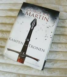 Billede af bogen En sang om is og ild 1 - Kampen om Tronen Billede af bogen En sang om is og ild 1 - Kampen om Tronen