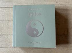 Billede af bogen Tusinde veje til lykke Billede af bogen Tusinde veje til lykke