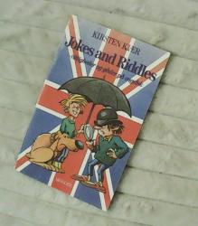 Billede af bogen Jokes and riddles - vittigheder og gåder på engelsk Billede af bogen Jokes and riddles - vittigheder og gåder på engelsk