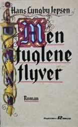 Billede af bogen Men fuglene flyver - En roman om kejseren der var konge