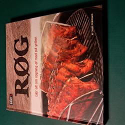 Billede af bogen Røg. Alt om røgning af mad på. Grillen Billede af bogen Røg. Alt om røgning af mad på. Grillen