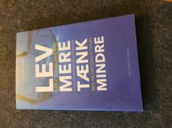 Billede af bogen Lev mere tænk mindre Billede af bogen Lev mere tænk mindre