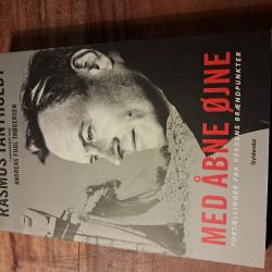 Med åbne øjne. Fortællinger fra verdens brændpunkter.