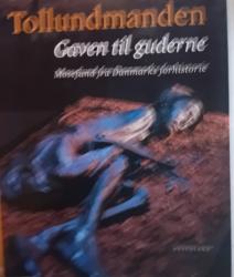 Billede af bogen  Tollundmanden. Gaven til guderne. Mosefund fra Danmarks forhistorie