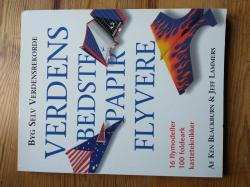Billede af bogen Verdens bedste papirflyvere -16 flymodeller, 100 foldeark, kasteteknikker 
