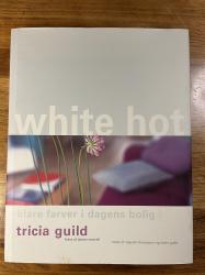 Billede af bogen White hot - klare farver i dagens bolig 