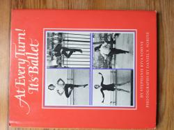 Billede af bogen At Every Turn! It's Ballet