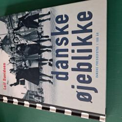 Billede af bogen Danske øjeblikke. Danske pressefotos i 100 år.