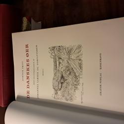 Billede af bogen De danskes Øer I-III.