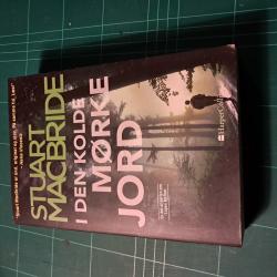 Billede af bogen I den kolde mørke jord Billede af bogen I den kolde mørke jord