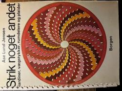 Billede af bogen STRIK NOGET ANDET - Gardiner, vægstykker, rumdelere og plaider Billede af bogen STRIK NOGET ANDET - Gardiner, vægstykker, rumdelere og plaider