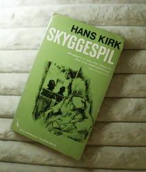 Billede af bogen Skyggespil Billede af bogen Skyggespil