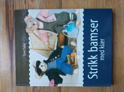 Strikk bamser med klær