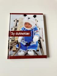 Billede af bogen Sy dukkeklær (Norsk)