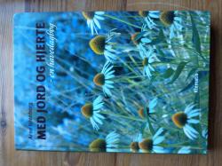 Billede af bogen Med jord og hjerte - en havedagbog